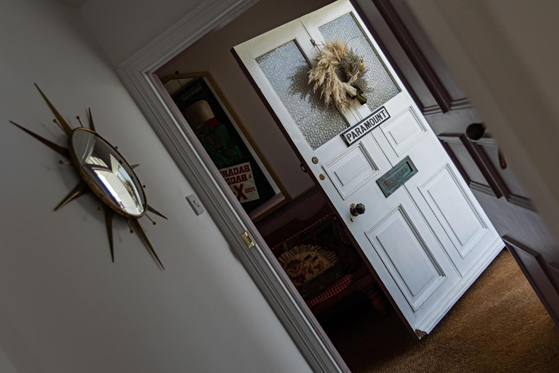 Paramount Apartments Ilfracombe, Arty Seaside Holiday Apartments Room photo