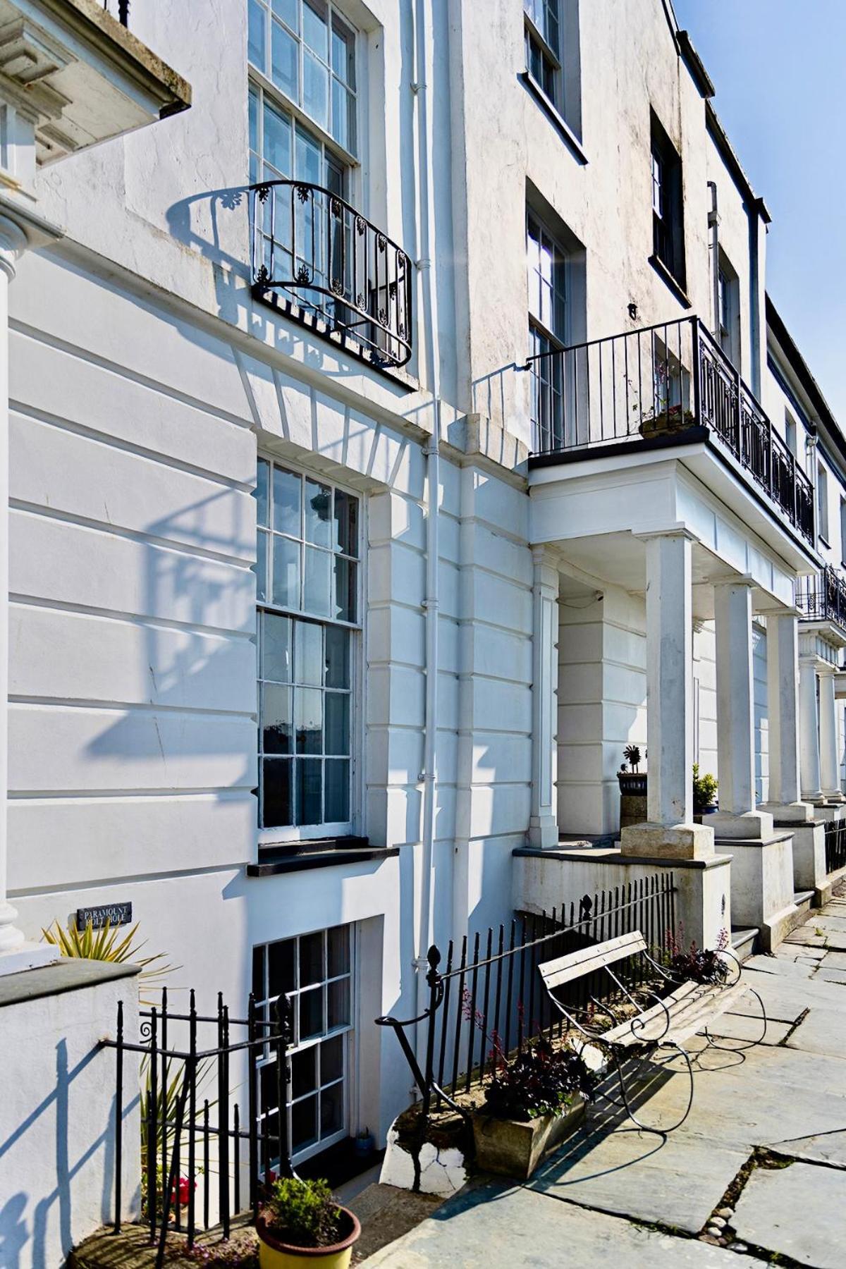 Paramount Apartments Ilfracombe, Arty Seaside Holiday Apartments Room photo